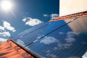 Panele solarne produkujące energię elektryczną